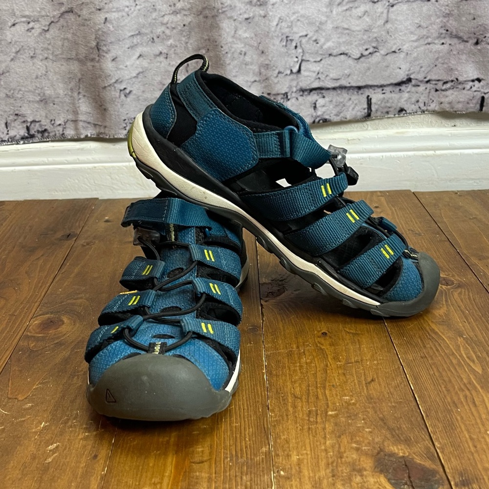 Keen big kids Newport Neo hiking sandals size 5